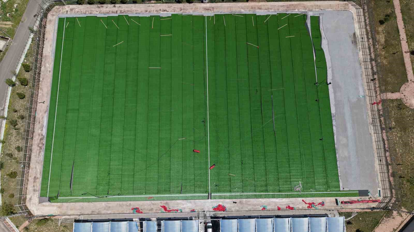 Başakpınar Spor Merkezi’nin çimleri ve yedek kulübeleri yenileniyor