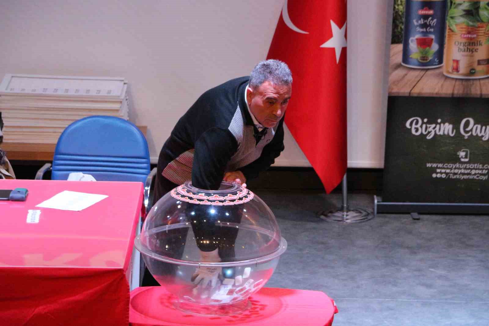 ÇAYKUR’a bin 500 mevsimlik işçi alımı için kura çekimi başladı
