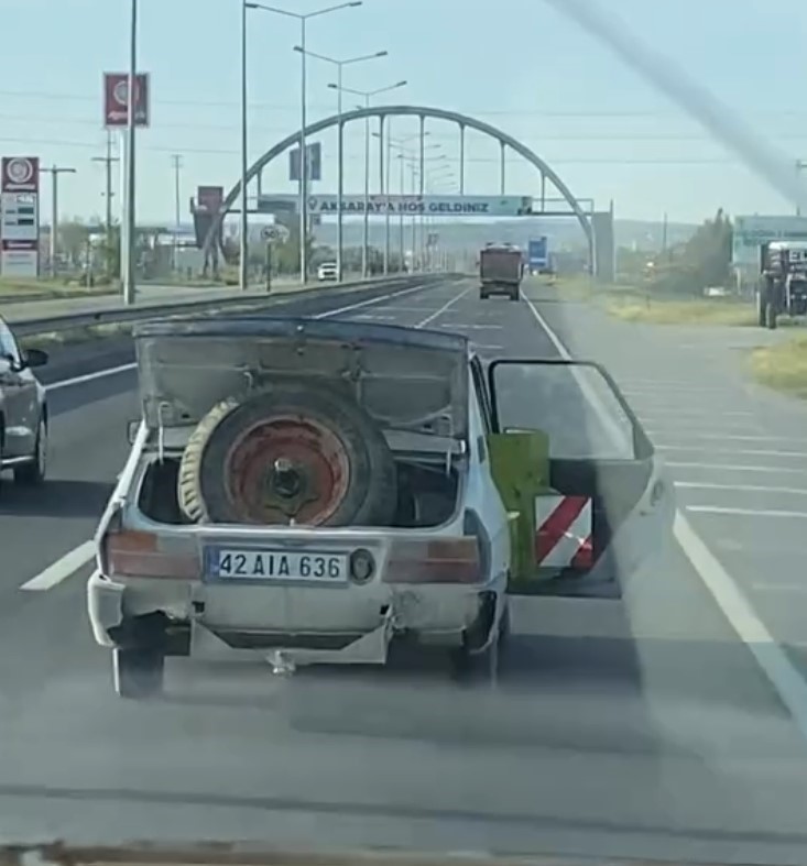 Bagaj ve kapısı açık seyreden sürücünün ehliyetine el konuldu