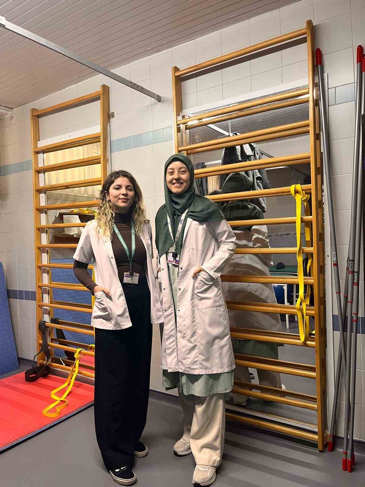 Ayna karşısında duruş bozukluğu skolyozun habercisi olabilir
