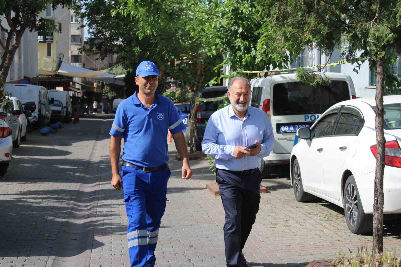 Bulduğu para dolu poşeti, hi&ccedil; d&uuml;ş&uuml;nmeden sahibine teslim etti
