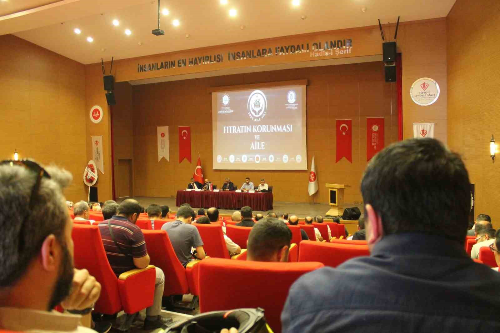 Aydın’da "Fıtratın Korunması ve Aile" paneli gerçekleştirildi