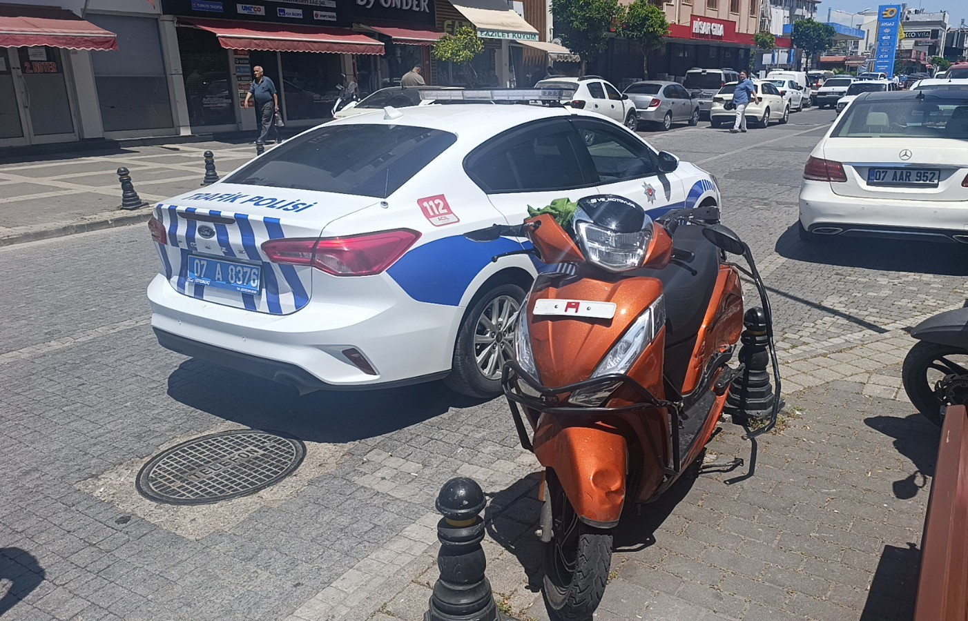 Manavgat&rsquo;ta hafif ticari ara&ccedil; motosikletle &ccedil;arpıştı: 1 yaralı
