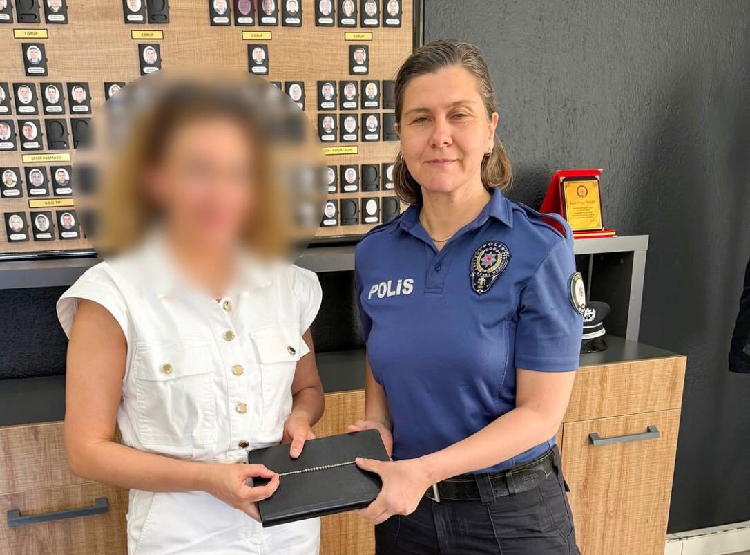 Isparta‘da AVM’de kaybolan değerli takı, polisin takibiyle bulundu