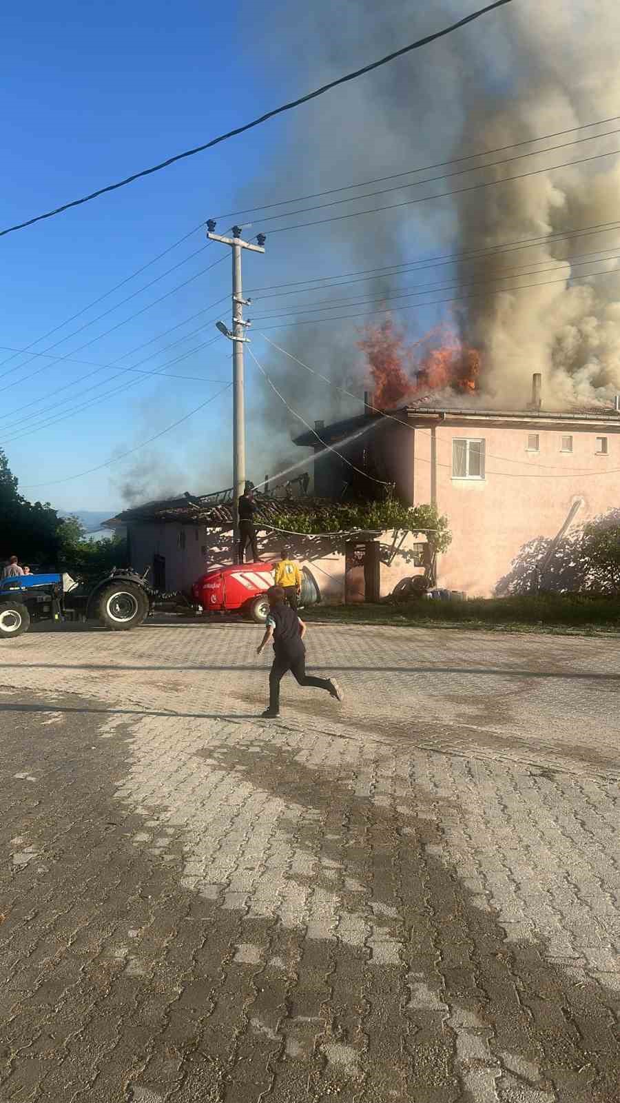 Isparta’da 2 katlı ahşap ev yangında kül oldu