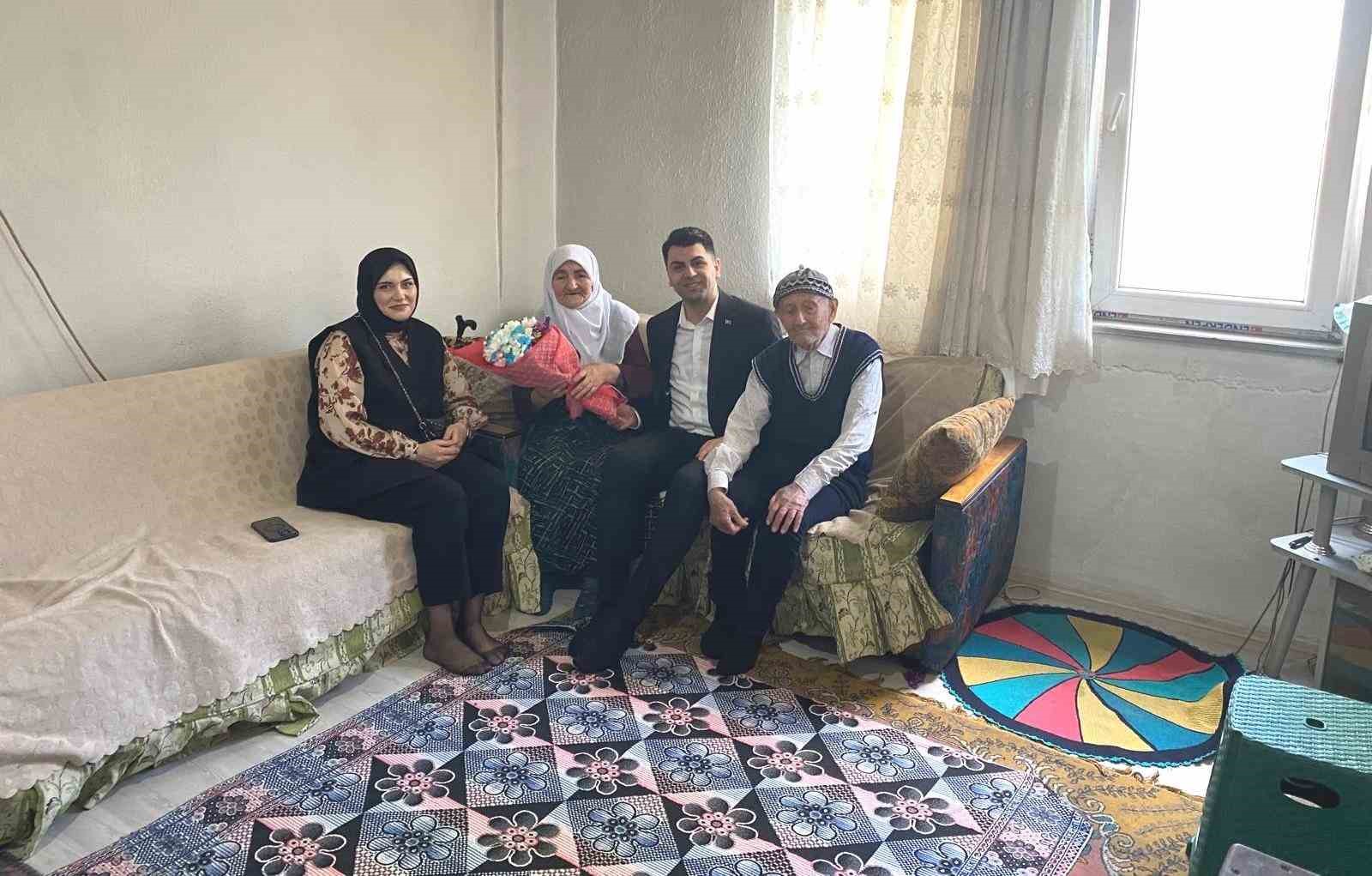 Hisarcık Kaymakamı Bahar&rsquo;dan, 82 yaşındaki Hafize teyzeye pastalı doğum g&uuml;n&uuml; kutlaması
