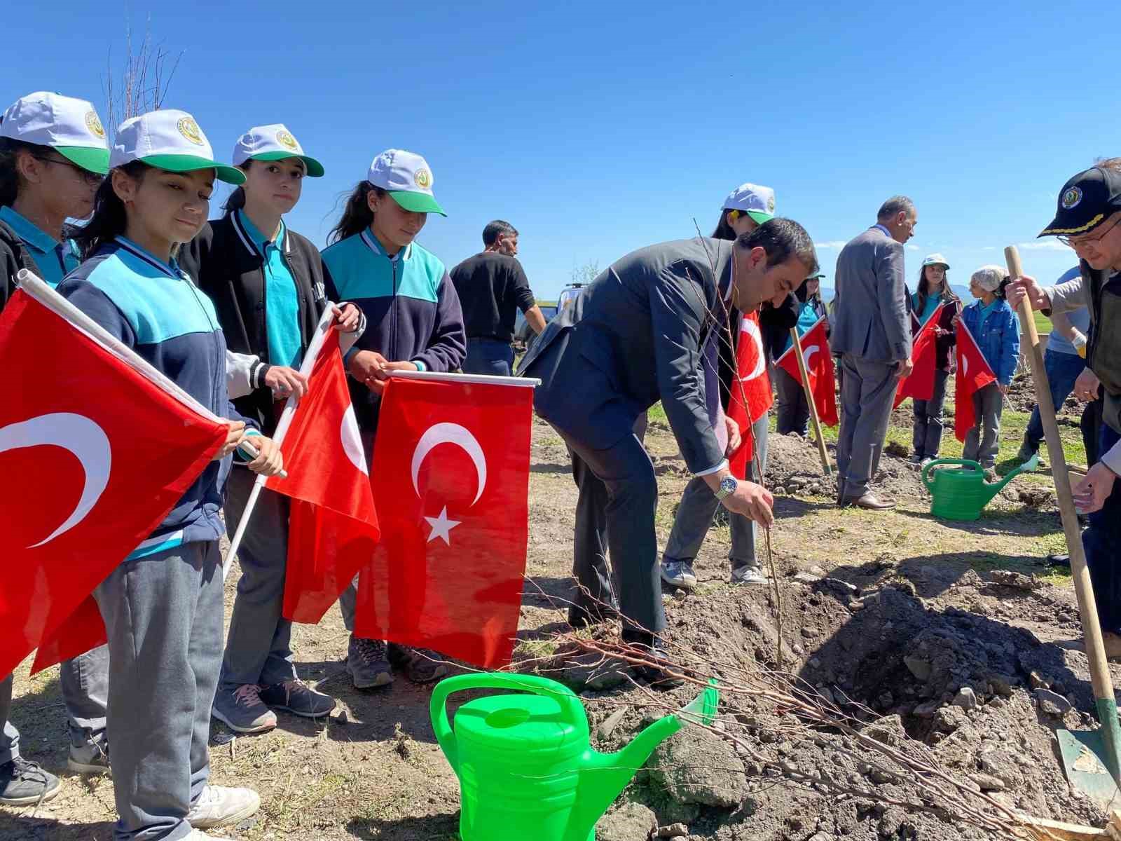 Arpaçay’da meyve fidanları toprakla buluştu

