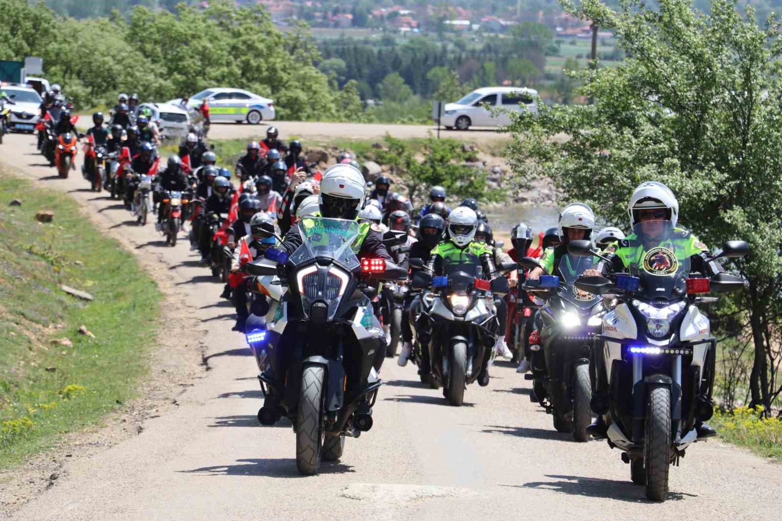 Liseli gençler motosikletleriyle trafik farkındalığı oluşturdu: