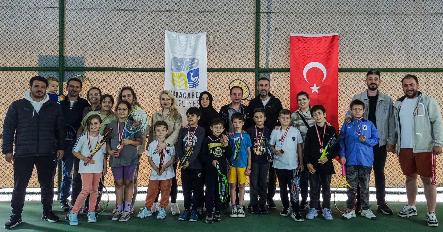 Karacabey Belediyesi Spor Tesisleri’nde minik raketler sahne aldı
