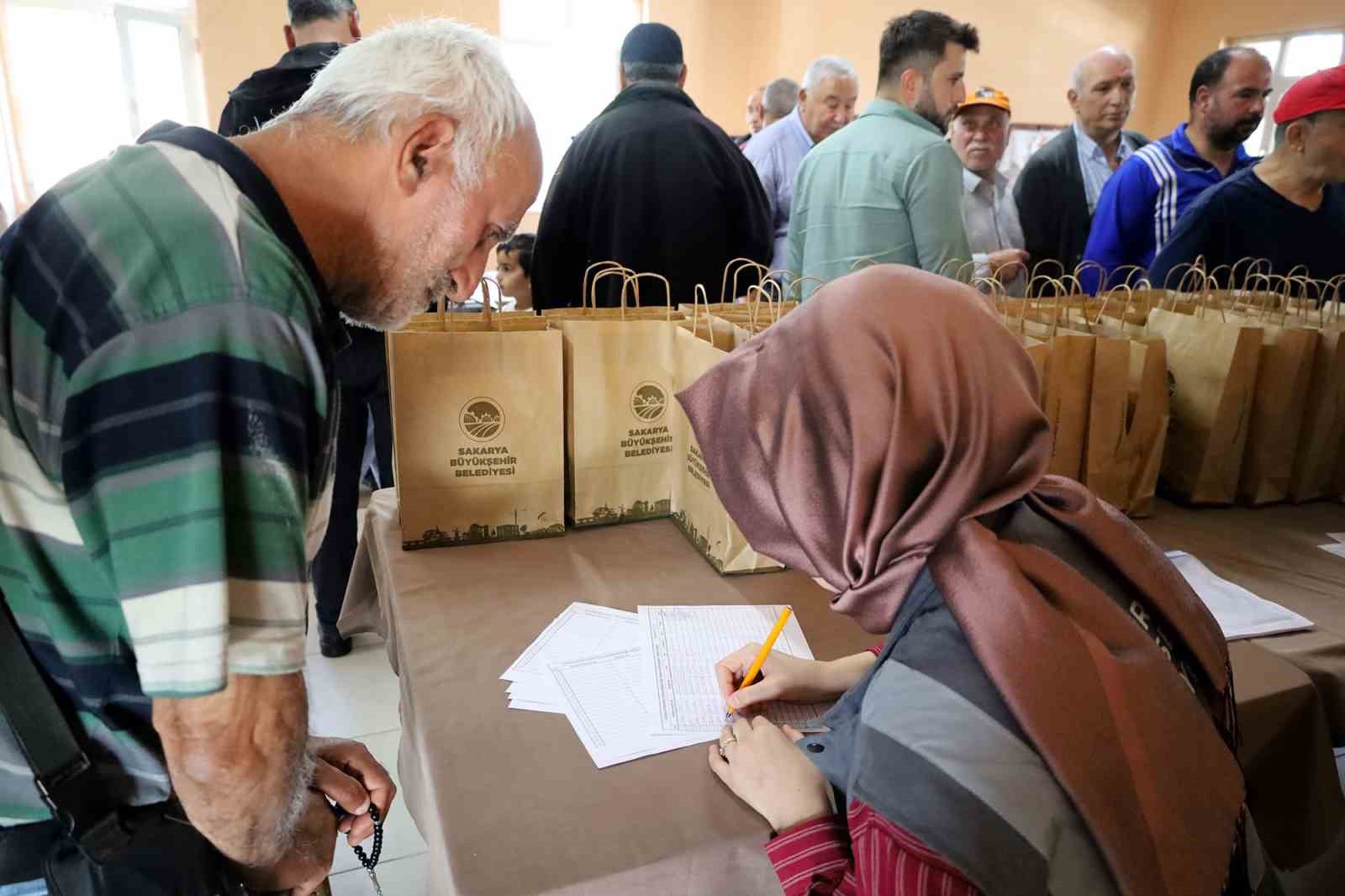 Sakarya’da kahverengi kokarca kabusuyla mücadele başladı: sahada çiftçilere feromon tuzağı ulaştırılıyor
