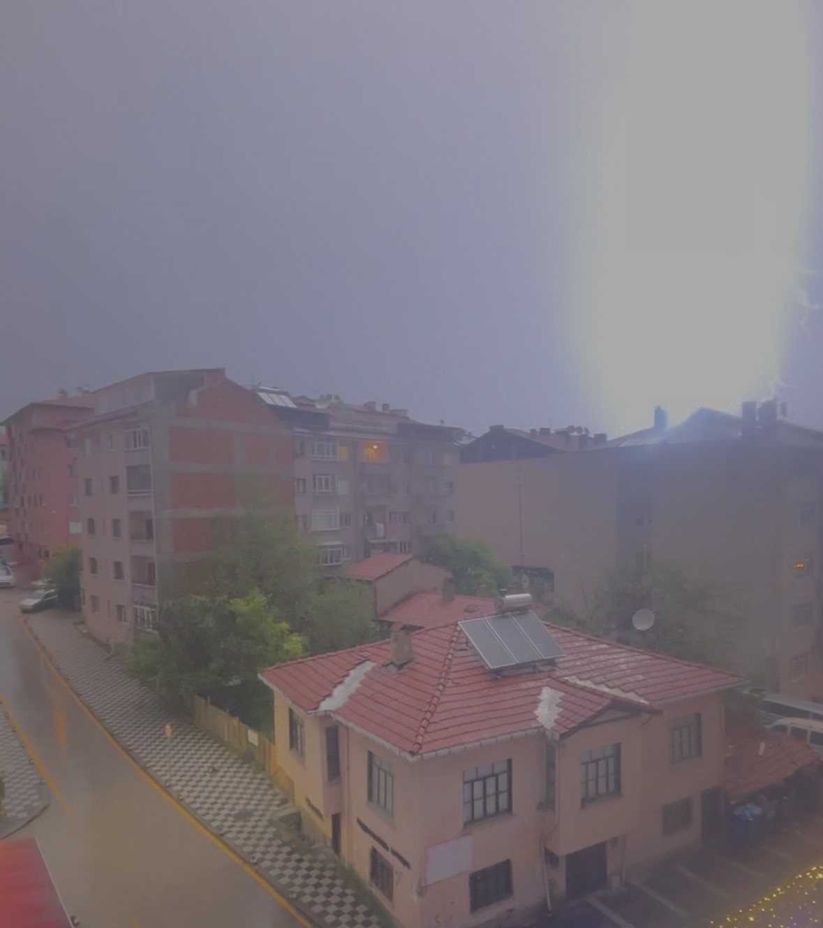 Bolu’da yıldırım düşme anları korku filmlerini aratmadı

