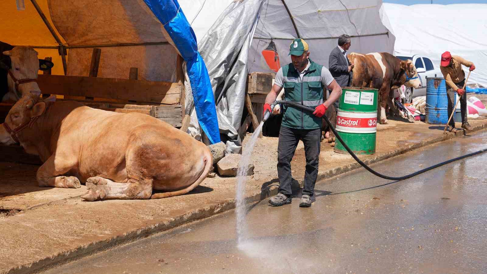 Ke&ccedil;i&ouml;ren&rsquo;de kurban pazarı g&uuml;nl&uuml;k temizleniyor
