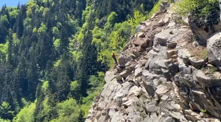 Giresun-Sivas karayolunda tehlike oluşturan kayalar yamaçlardan kontrollü olarak temizleniyor