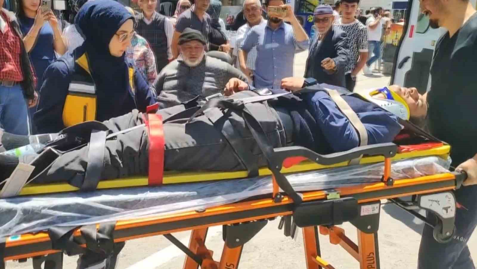 Seyir halindeki aracın &ouml;n&uuml;ne atladı, hastanelik oldu
