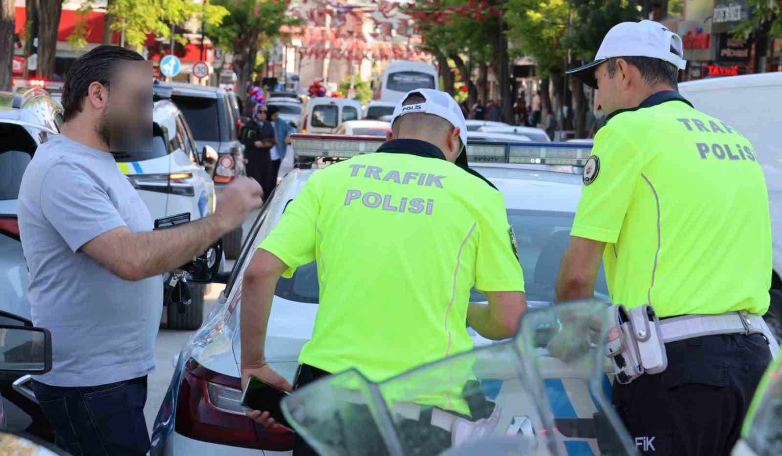 Ehliyet, kask, sigorta yok, 20 bin lira ceza var
