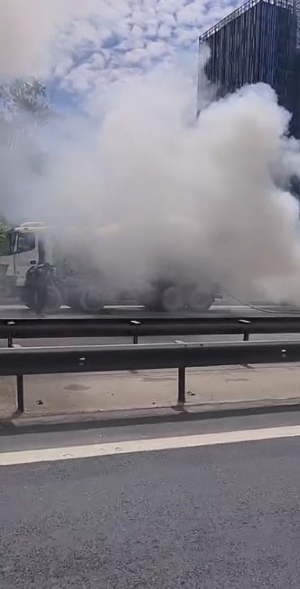 Basın Ekspres’te yanan otomobile hortumla müdahale