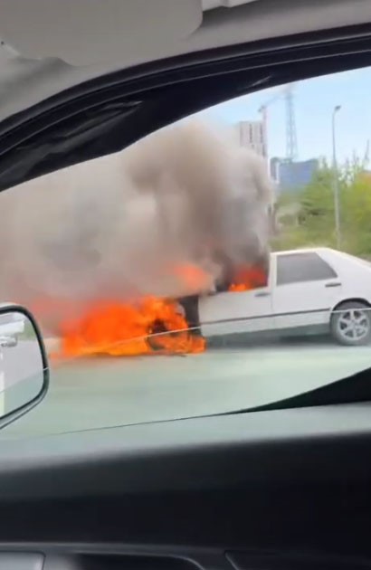 Basın Ekspres&rsquo;te yanan otomobile hortumla m&uuml;dahale
