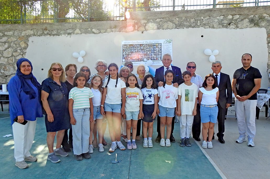 &Ccedil;eşme 16 Eyl&uuml;l İlkokulu mezunları pilav g&uuml;n&uuml;nde buluştu
