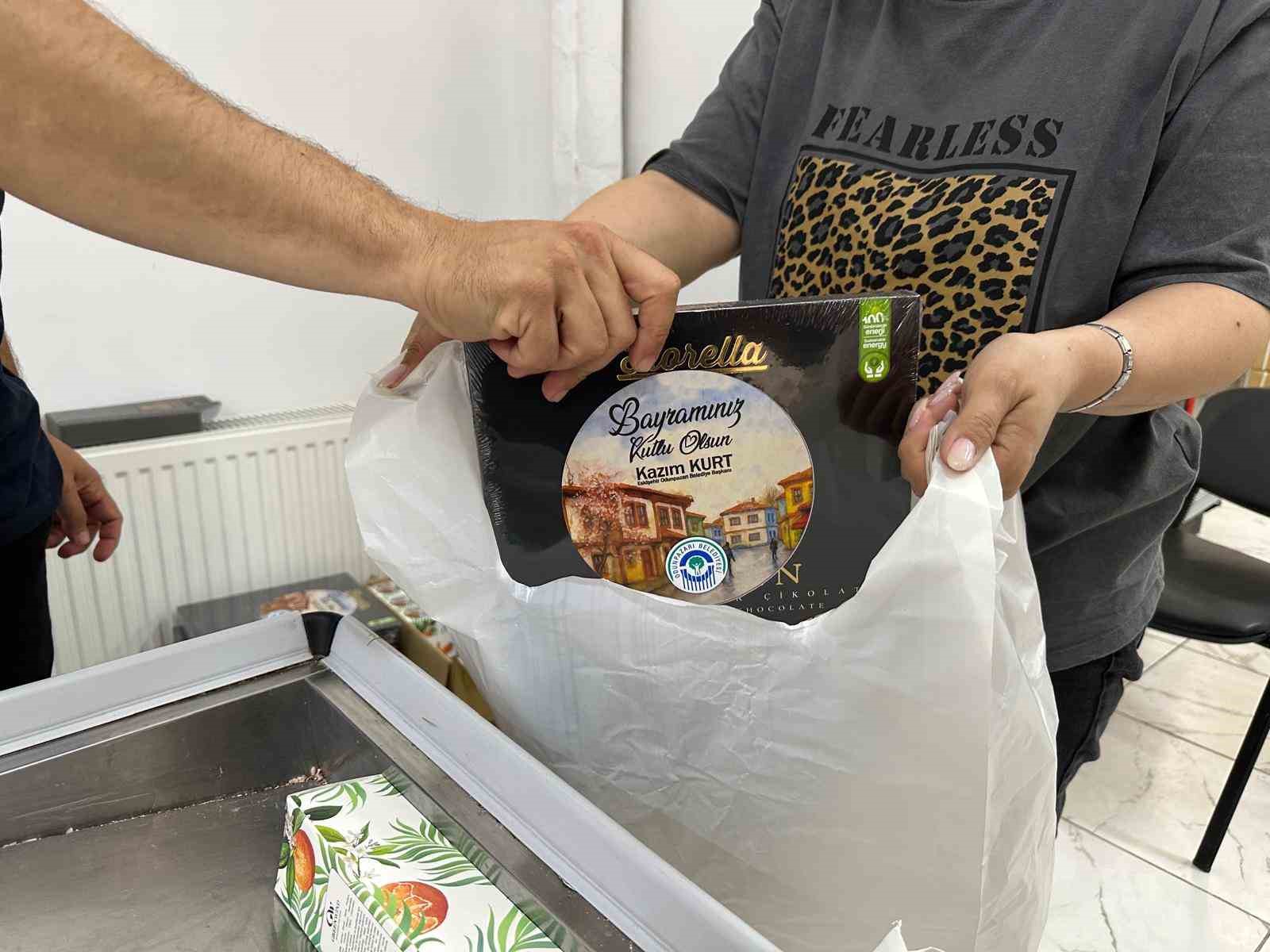 Halk Market’ten bayram öncesi ihtiyaç sahiplerine bayram çikolatası, kolonya ve Türk kahvesi ikramı