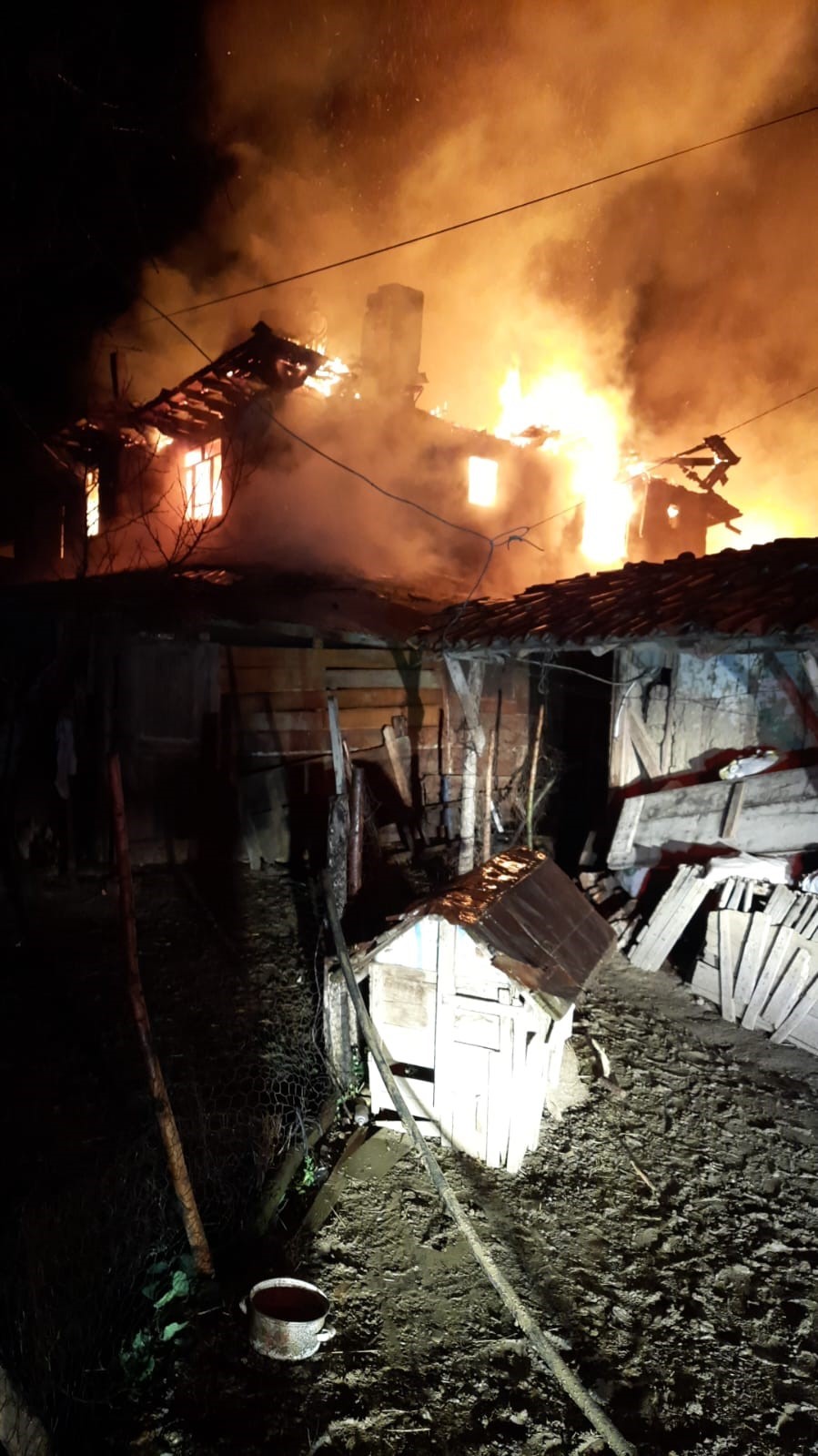 Evlerini yangında kaybeden aile iki yıldır köy okulunda yaşama tutunmaya çalışıyor