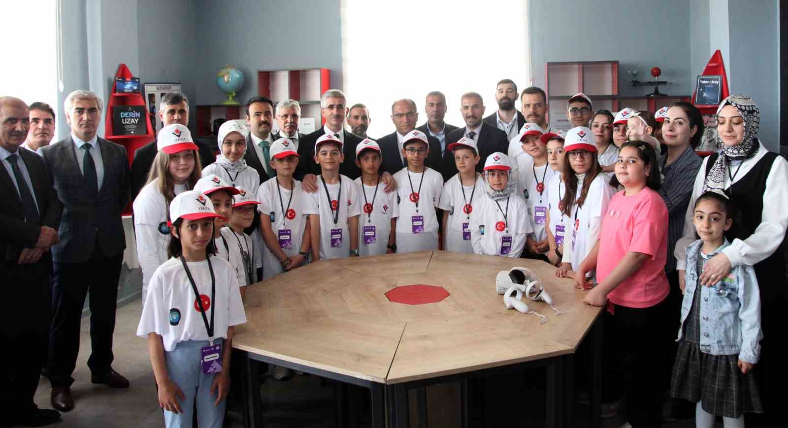 Bakan Yardımcısı Yılmaz: "Ahlat Cumhurbaşkanlığı K&uuml;lliyesi bilim yuvası oldu"
