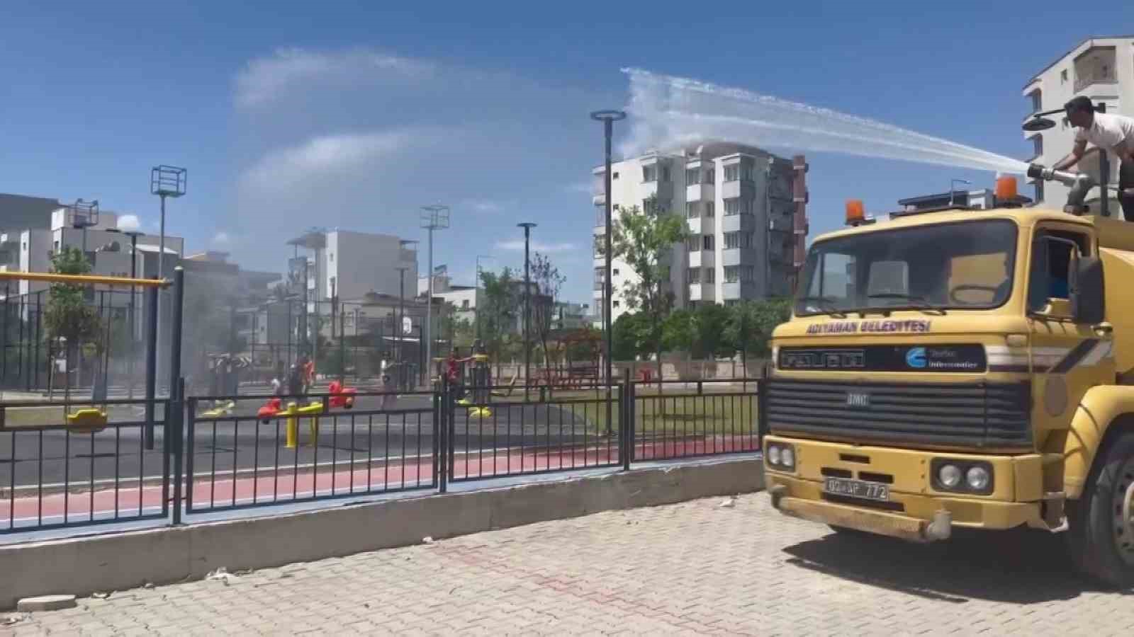 Çocukların yüzünü belediye personeli güldürdü