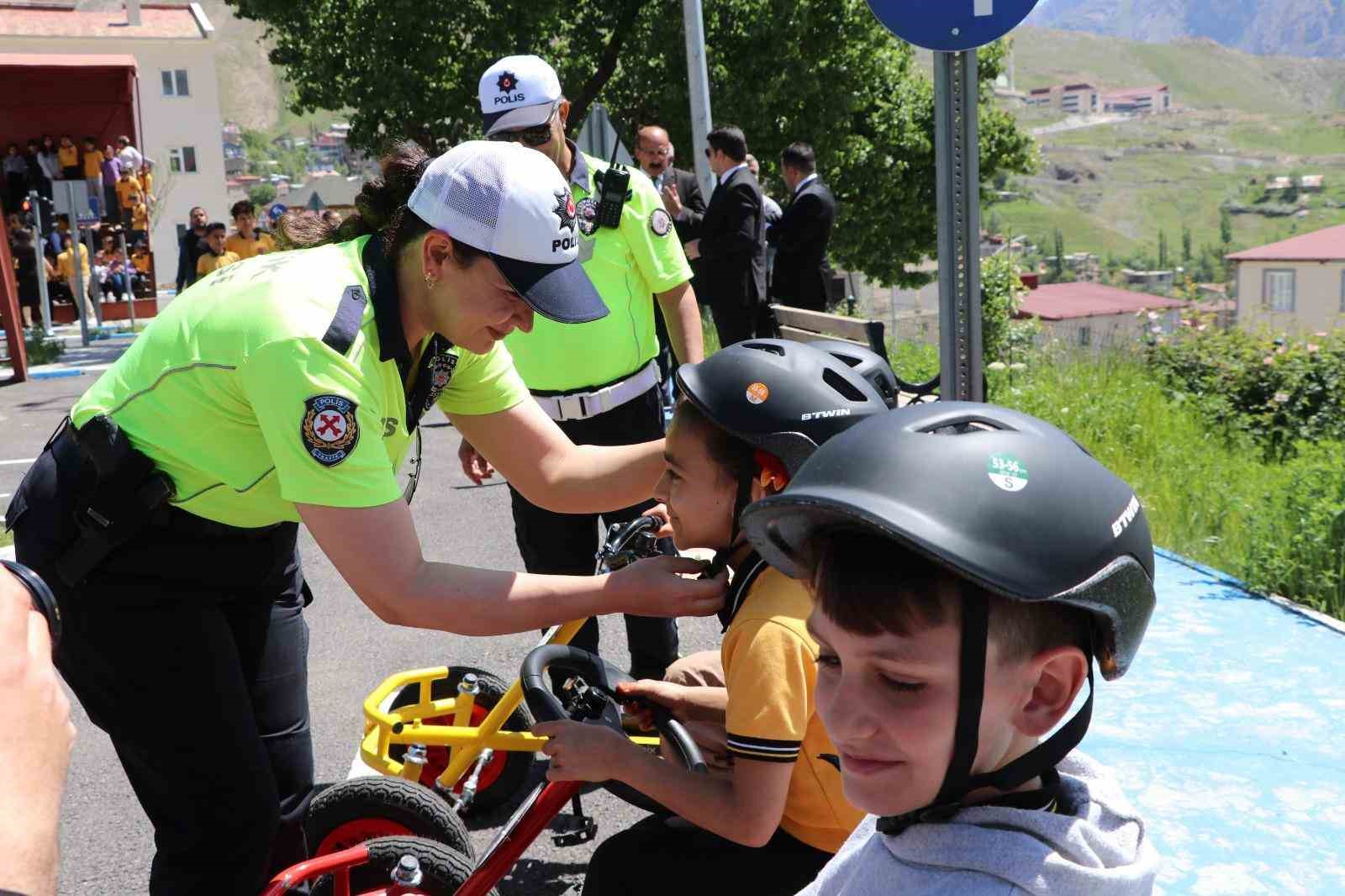 Hakkâri’de trafikte bilinçli nesillerin yetişmesi için eğitimler devam ediyor