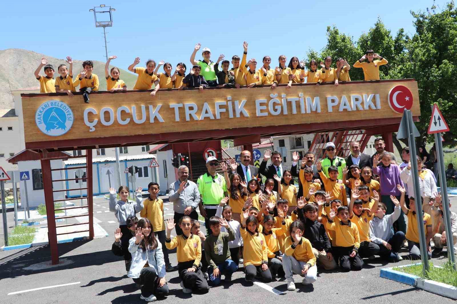 Hakk&acirc;ri&rsquo;de trafikte bilin&ccedil;li nesillerin yetişmesi i&ccedil;in eğitimler devam ediyor
