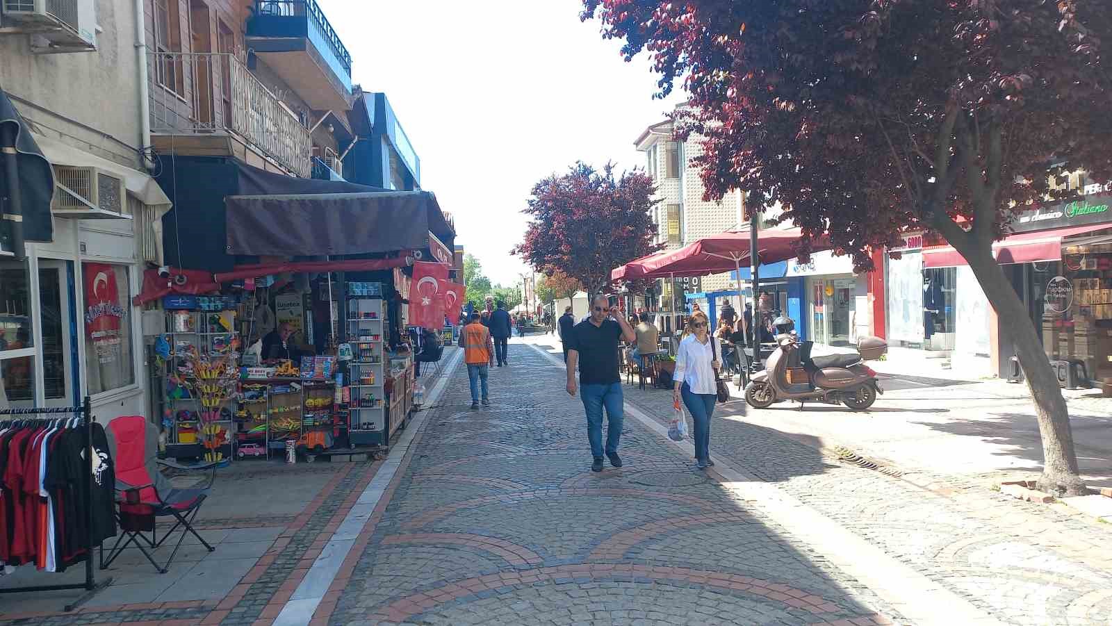 Edirne’de Saraçlar Caddesi’ndeki su birikintisine oltalı tepki
