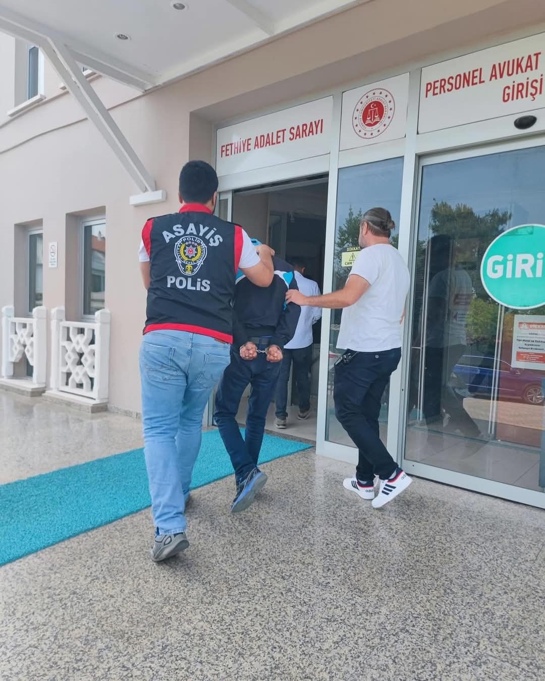 AK Parti Fethiye İl&ccedil;e Başkanlığı&rsquo;na saldıran ş&uuml;pheli tutuklandı
