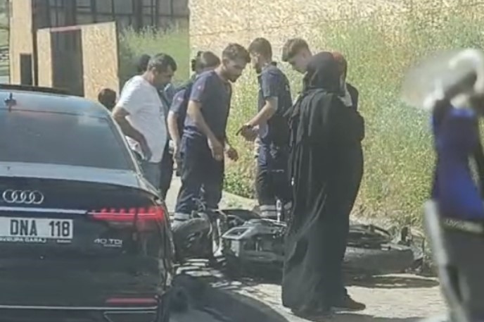 Gaziosmanpaşa’da ambulansa yol vermek isteyen otomobile çarptı, motosiklet sürücüsü yaralandı