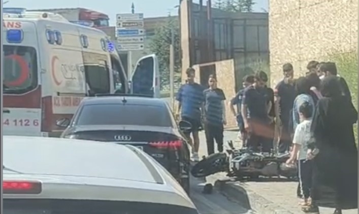 Gaziosmanpaşa&rsquo;da ambulansa yol vermek isteyen otomobile &ccedil;arptı, motosiklet s&uuml;r&uuml;c&uuml;s&uuml; yaralandı
