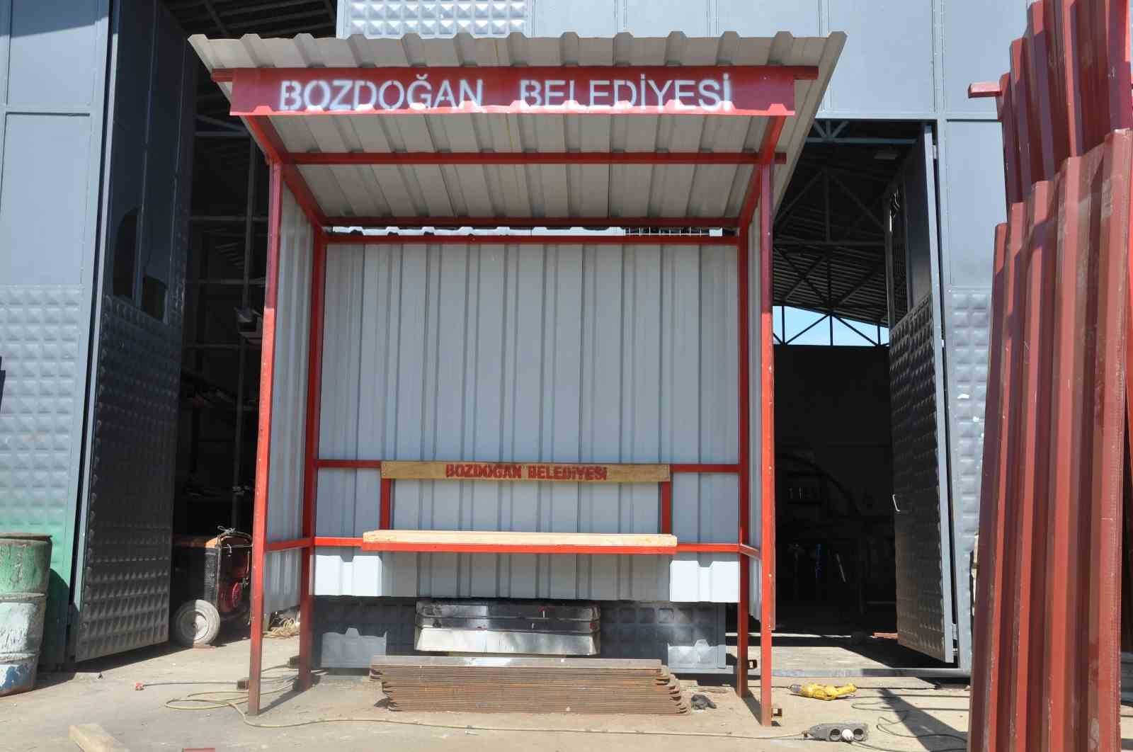 Bozdoğan Belediyesi bankları ve durakları kendi imkanlarıyla &uuml;retiyor
