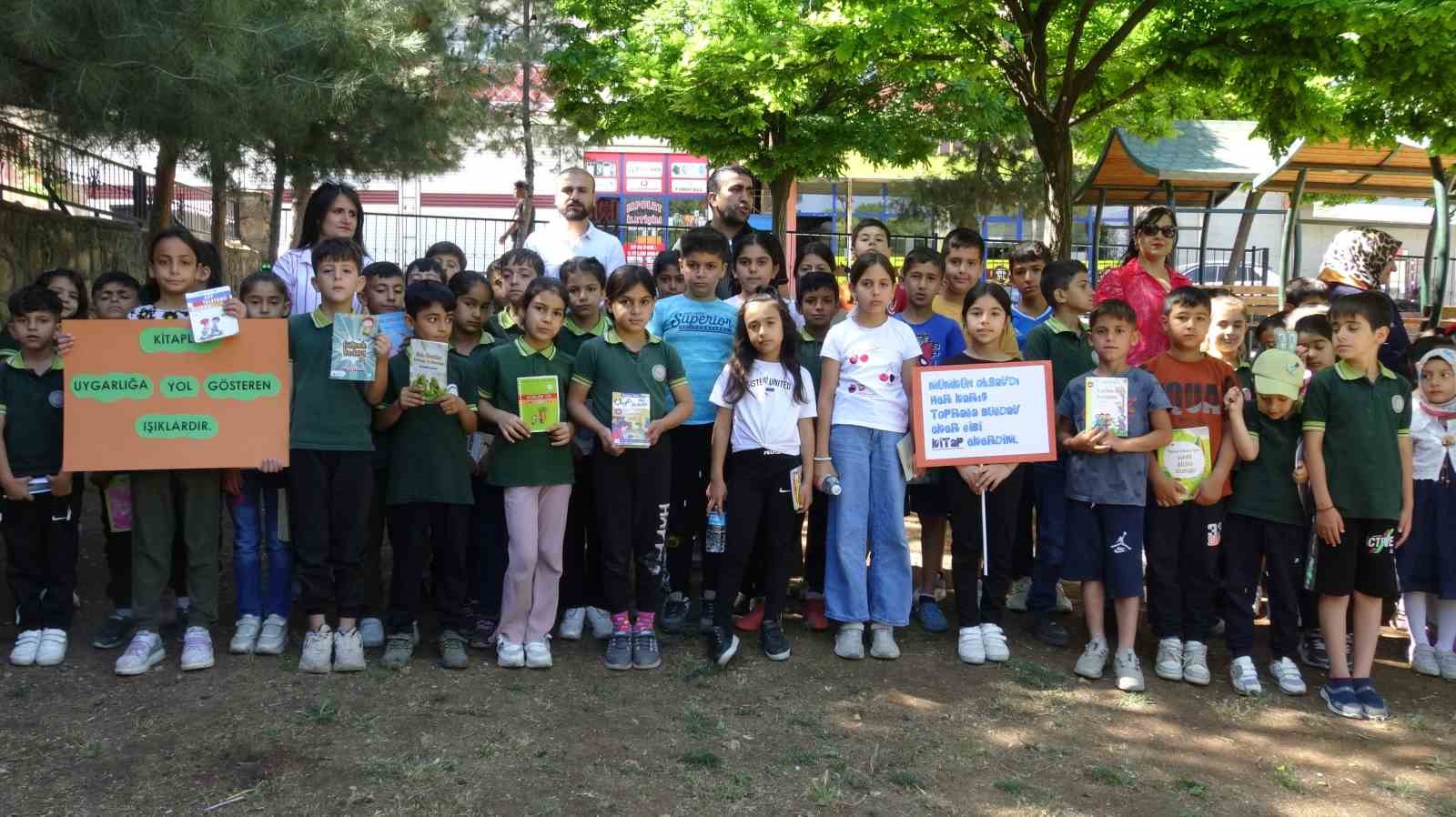 Gerc&uuml;ş&rsquo;te &ouml;ğrenciler anne, baba ve &ouml;ğretmenleriyle kitap okudu
