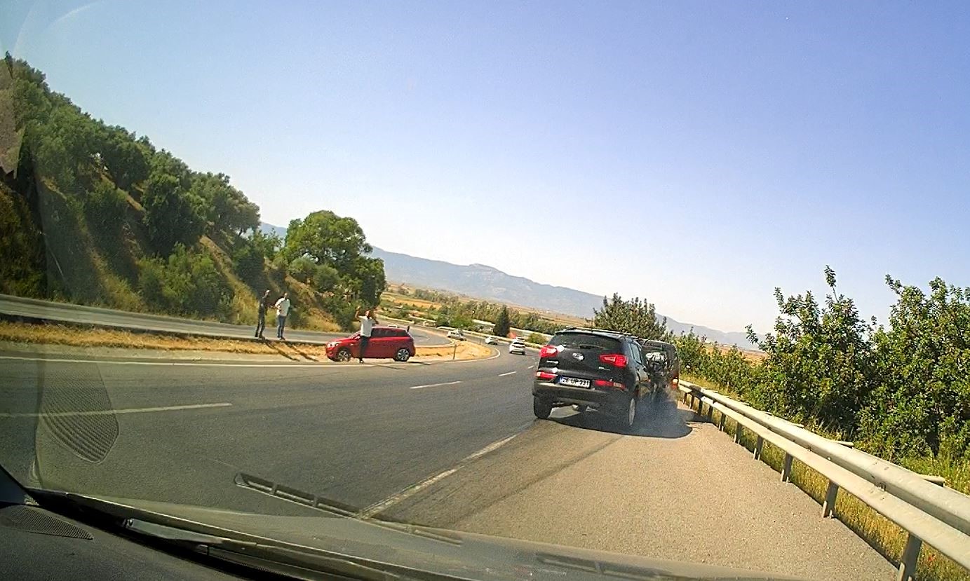 Tankerden dökülen balık yağı karayolunu savaş alanına çevirdi