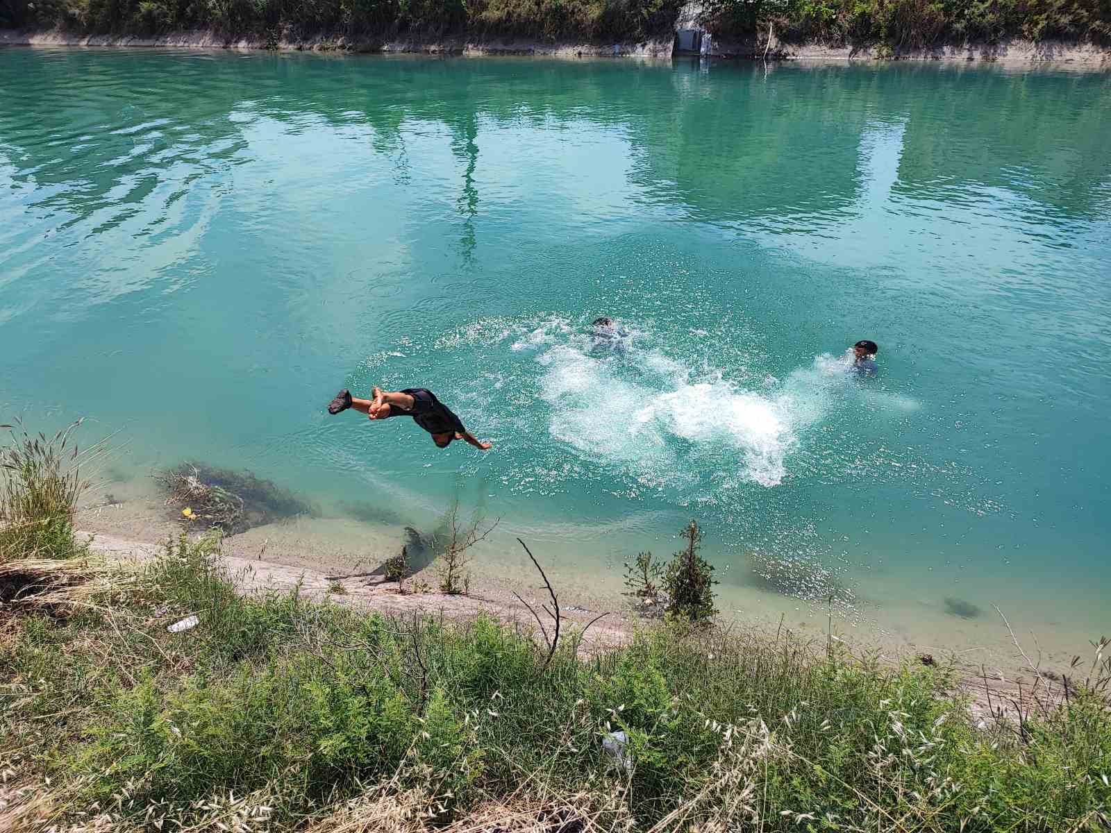 Adana’da havalar ısındı fırıncılar soğuk suyla, gençler yüzerek serinlemeye çalışıyor