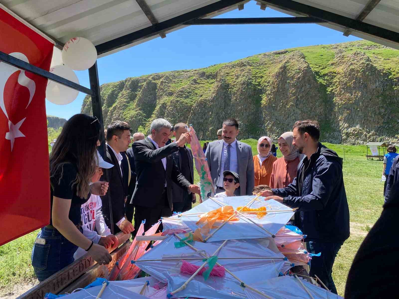 Diyadin’de rengarenk uçurtmalar gökyüzünü süsledi