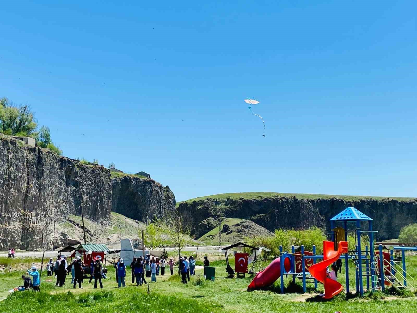 Diyadin&rsquo;de rengarenk u&ccedil;urtmalar g&ouml;ky&uuml;z&uuml;n&uuml; s&uuml;sledi
