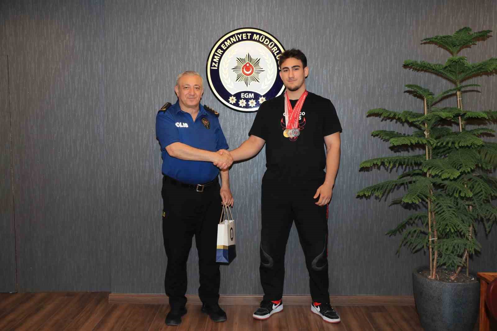 Bilek g&uuml;reşi ikincisi Taha, emniyet teşkilatını da gururlandırdı
