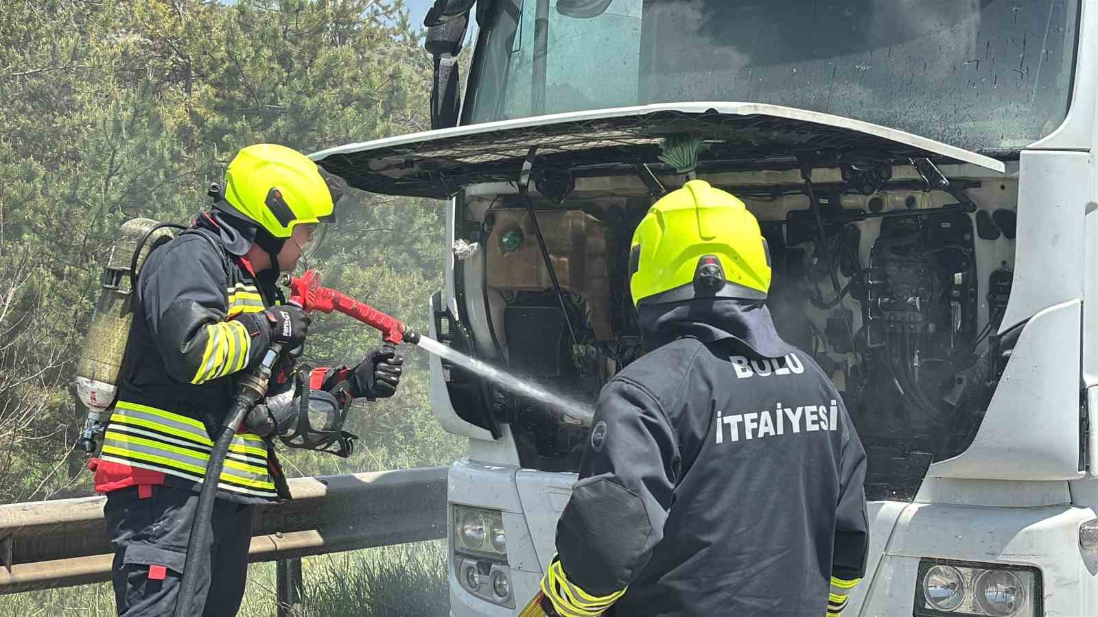 TEM’de alev alan tır, erken müdahaleyle söndürüldü