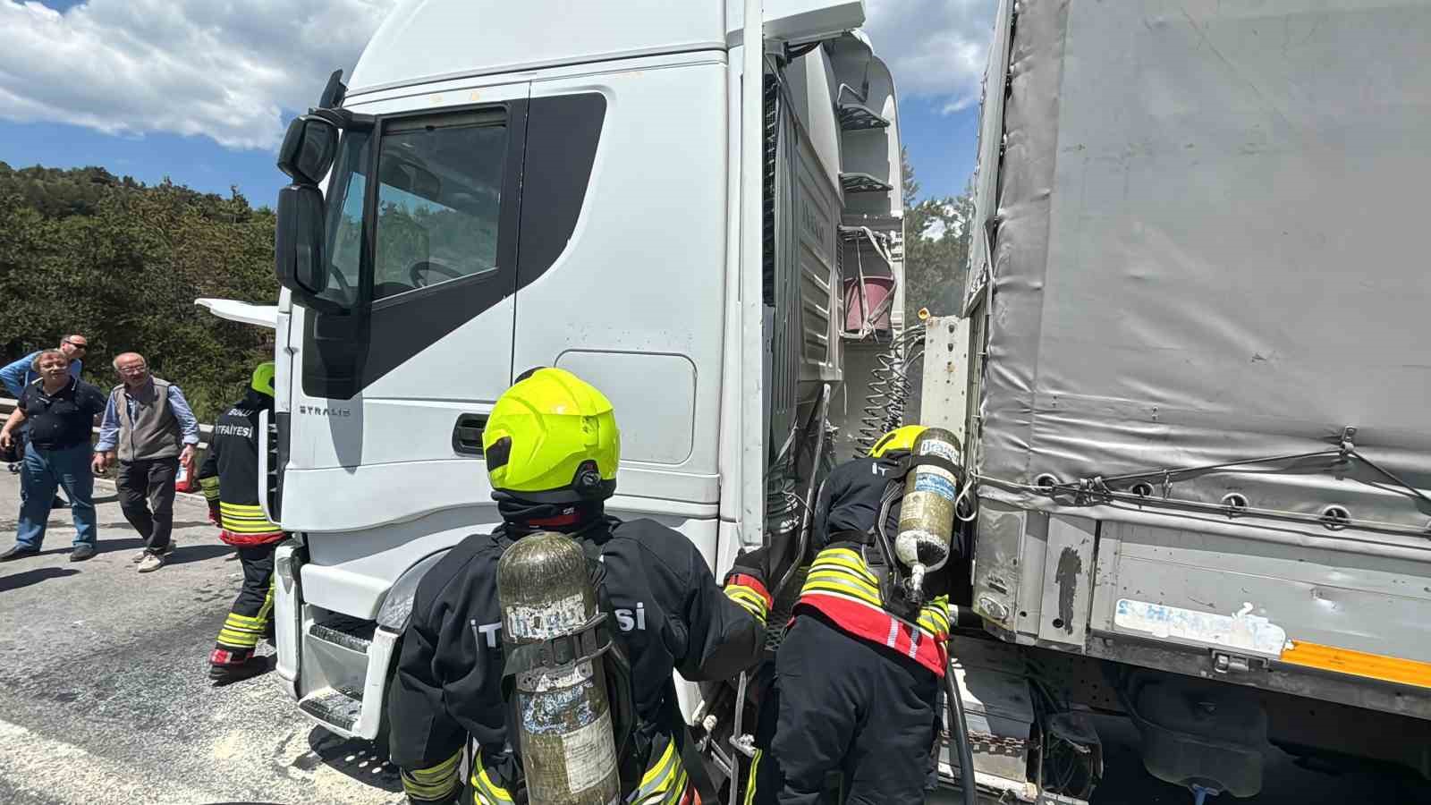 TEM&rsquo;de alev alan tır, erken m&uuml;dahaleyle s&ouml;nd&uuml;r&uuml;ld&uuml;
