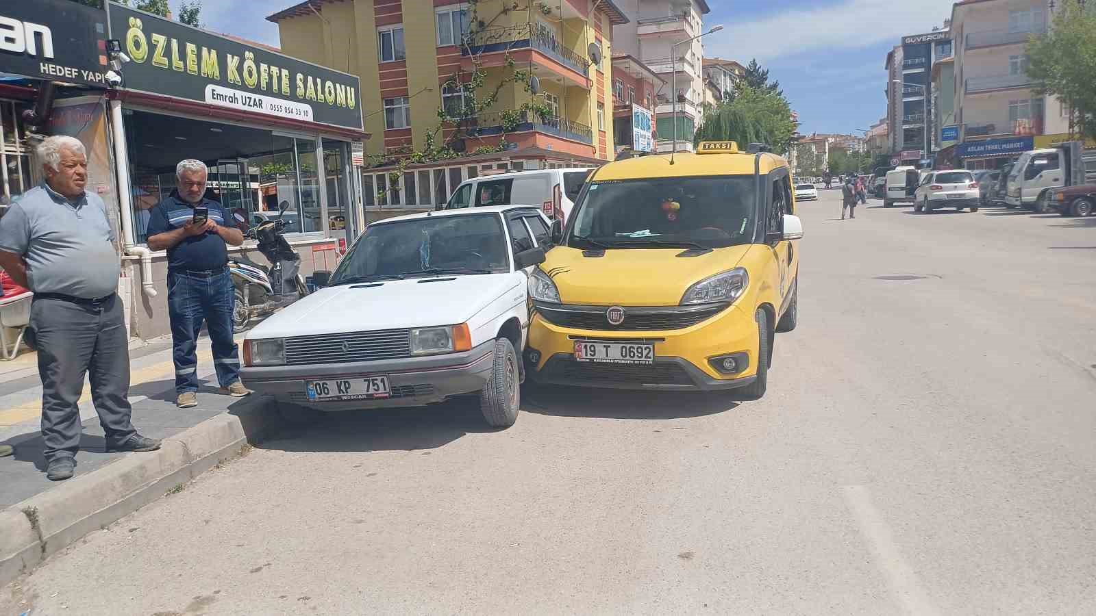 Ticari teksiyle &ccedil;arpışıp takla atan otomobilin s&uuml;r&uuml;c&uuml;s&uuml; yara almadan kurtuldu
