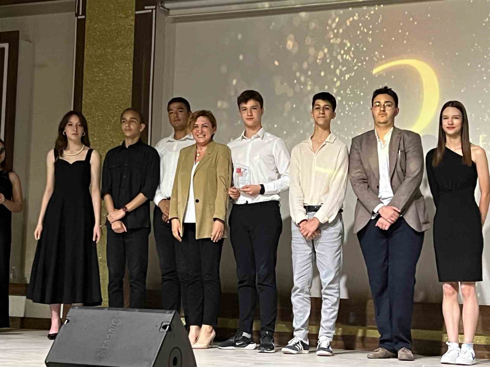 Lise öğrencileri ‘bağımlılığa’ kısa film yarışması ile dikkat çekti