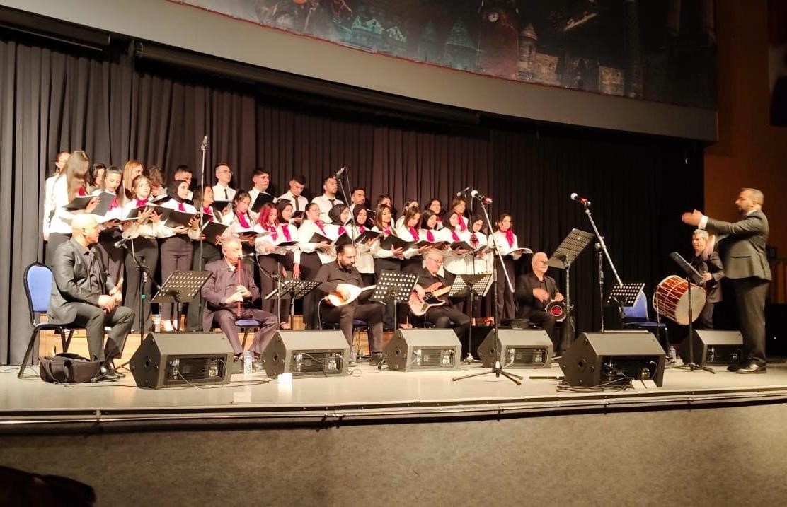 Gençler türküleriyle dinleyenleri mest ettiler