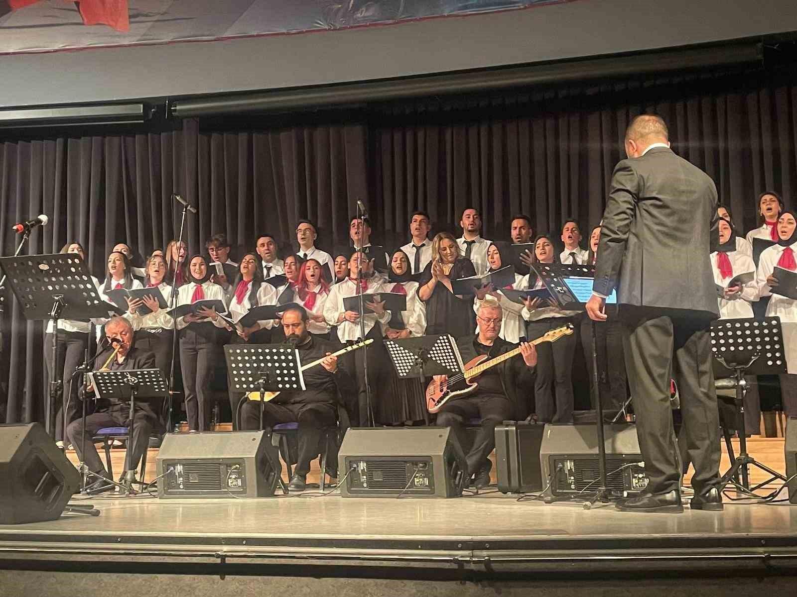 Gen&ccedil;ler t&uuml;rk&uuml;leriyle dinleyenleri mest ettiler
