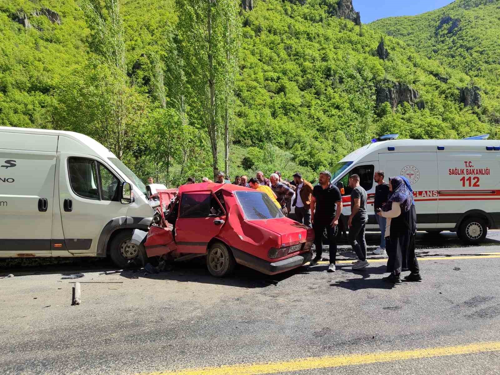 Erzurum’da minibüsle çarpışan Fiat Tofaş araç hurdaya döndü: 1 ölü, 1 ağır yaralı
