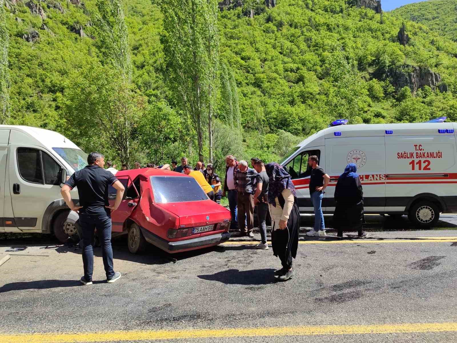 Erzurum’da minibüsle çarpışan Fiat Tofaş araç hurdaya döndü: 1 ölü, 1 ağır yaralı