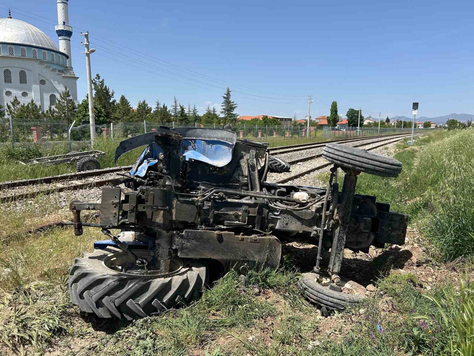 Uşak’ta hemzemin geçitte traktör ile tren çarpıştı: 1 yaralı
