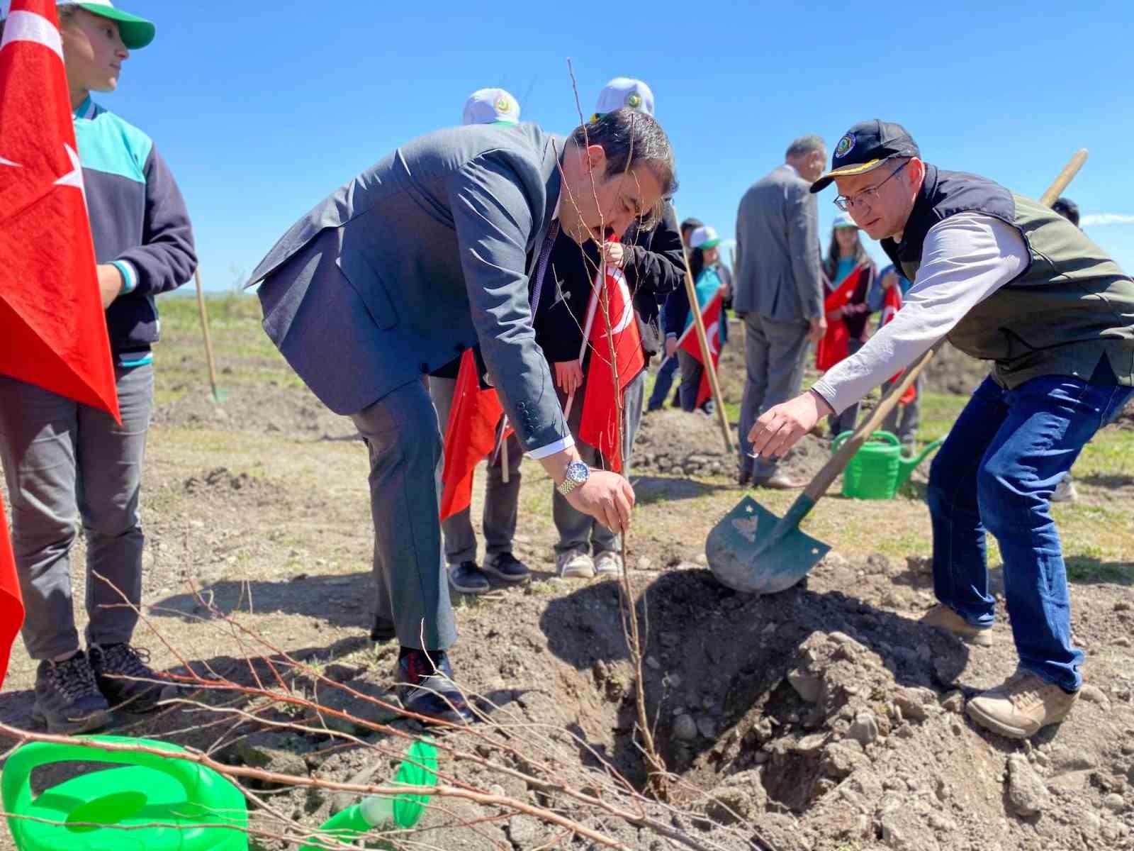 Arpaçay’da meyve fidanları toprakla buluştu