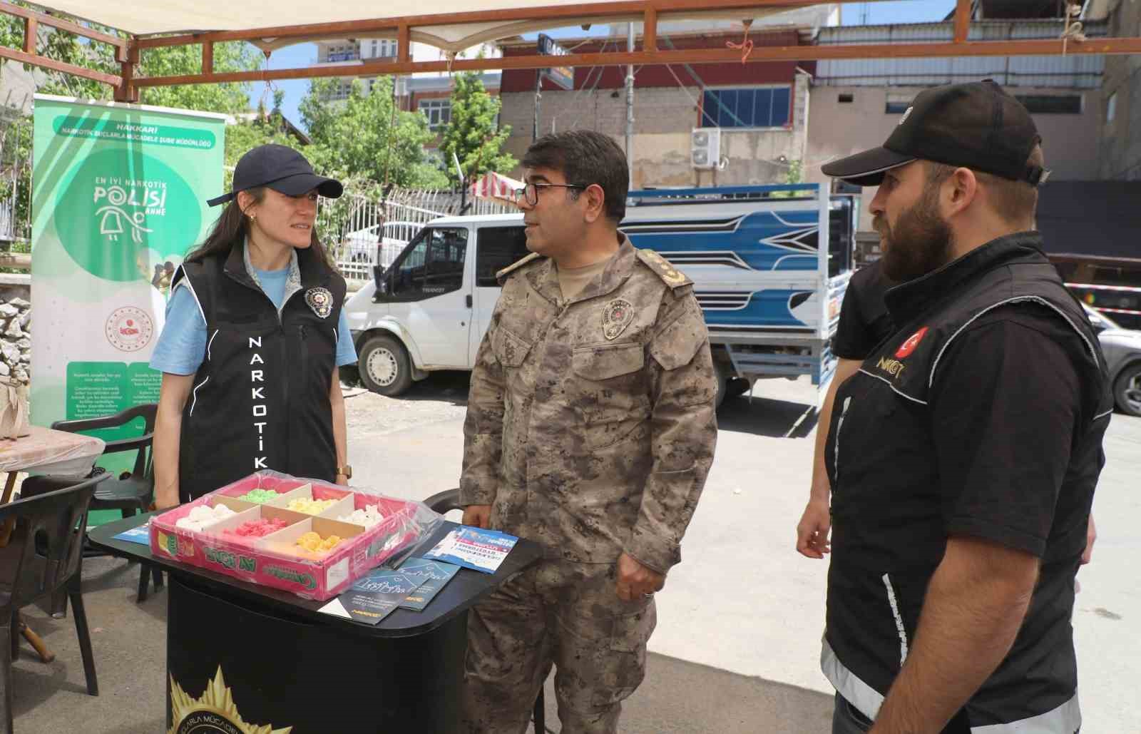 Hakkari’de "En İyi Narkotik Polisi: Anne" standına açıldı